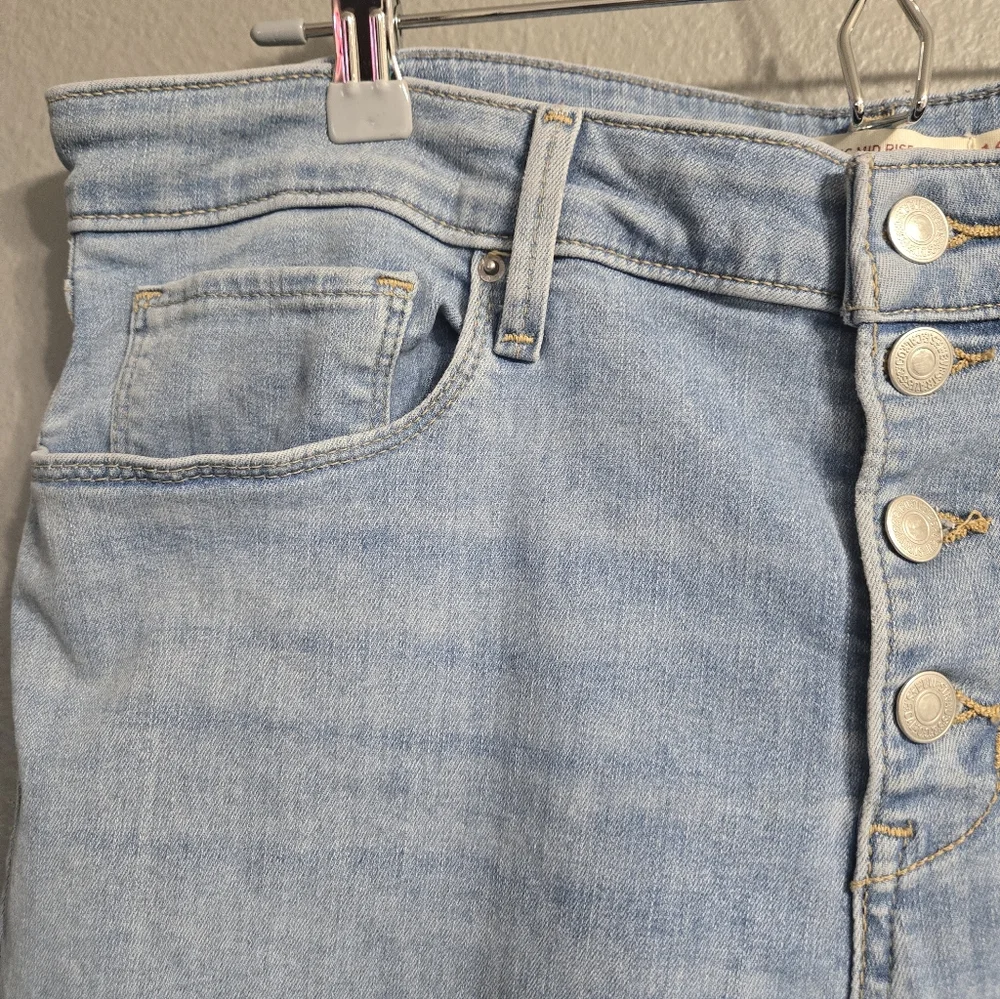 Levis Classic Mid Rise Skinny Lightwash Buttonfly Jeans Size 16